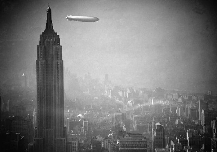 El Hindenburg pasa flotando por delante del Empire State Building en 1936