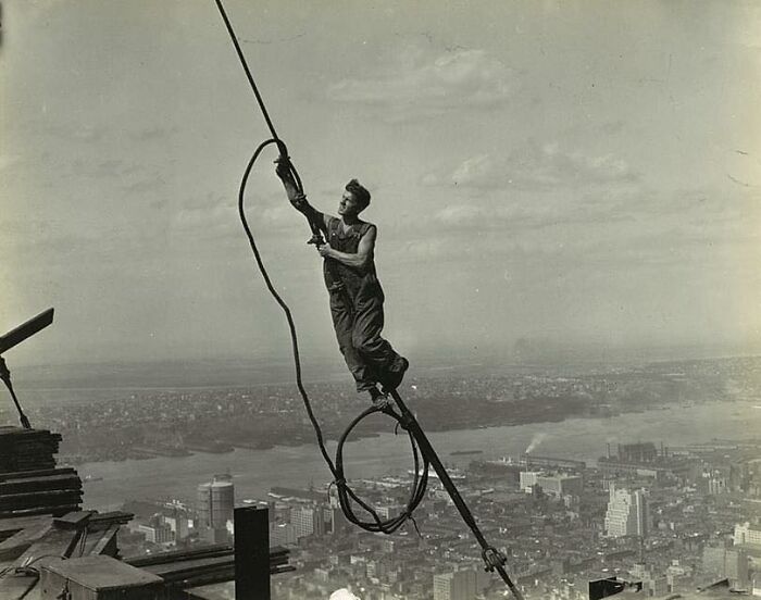 Un trabajador de los cables durante la construcción del Empire State Building