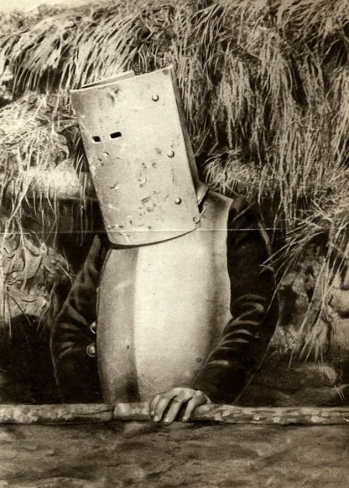 Un soldado francés usando una especie de armadura para protegerse ante las balas que volaban por encima de la trinchera. Primera Guerra Mundial, Francia, 1915