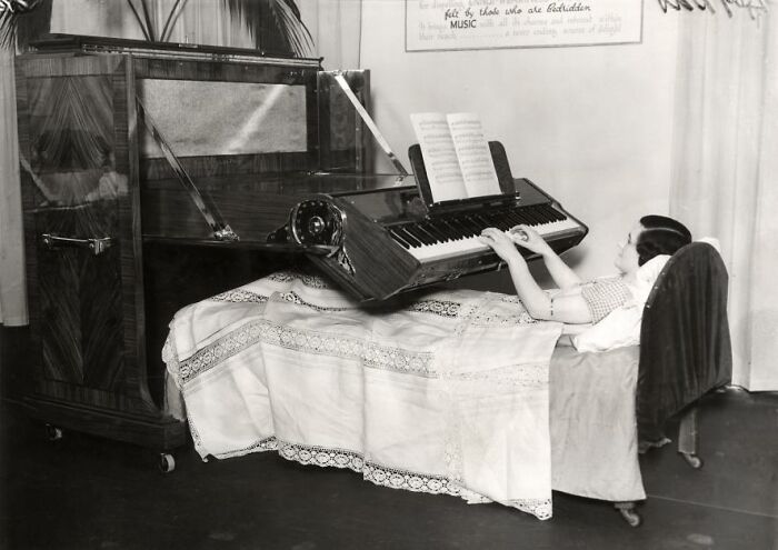 Piano plegable, especialmente diseñado para pacientes en cama. Gran Bretaña, 1935