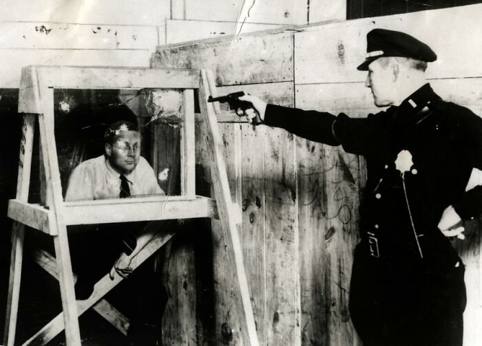 Vidrio a prueba de balas. Probado por el mejor tirador de la policía de Nueva York, 1931