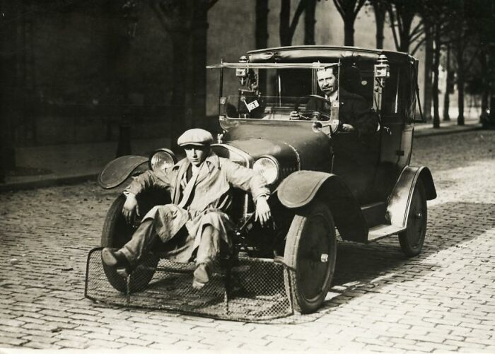 Coche con pala para peatones. París, 1924