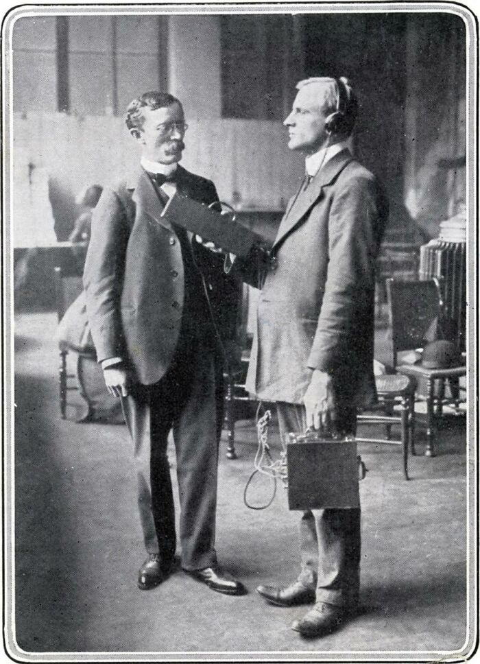 Un hombre ciego probando un dispositivo que permitía oír la luz. Invento para ciegos, 1912