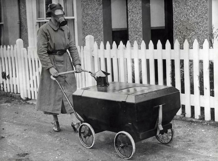 Cochecito resistente al gas de guerra. Inglaterra, Hextable, 1938