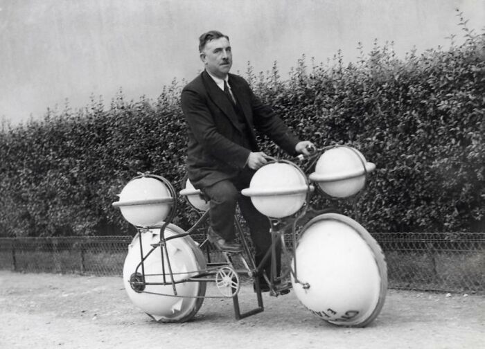 Una bicicleta anfibia llamada “El ciclómero”: podía circular tanto por tierra como por agua con una carga de hasta 120 kilogramos. París, 1932