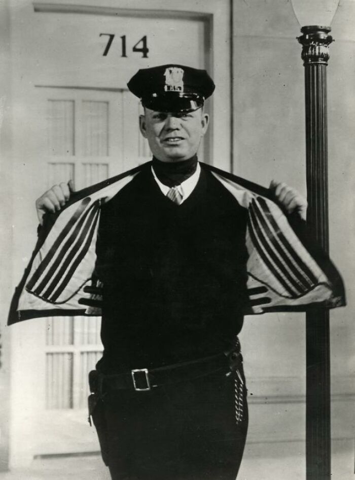 Chaleco calefaccionado eléctricamente para la policía de tránsito de los Estados Unidos. La energía se genera mediante el contacto en la calle. Lugar desconocido, 1932