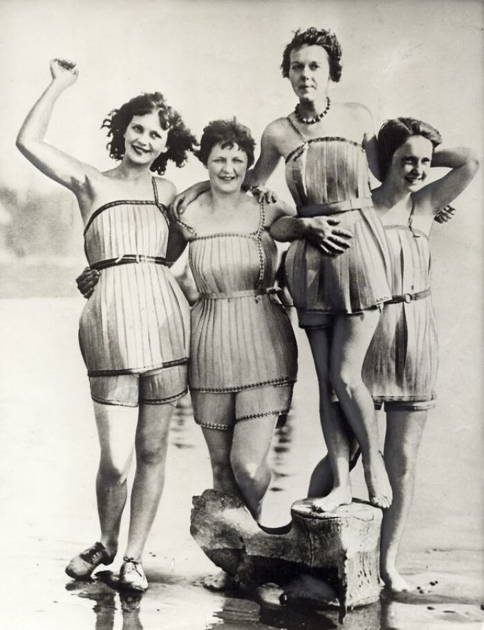 Trajes de baño de madera que, supuestamente, hacían que nadar fuera más fácil. Haquian, Washington, Estados Unidos, 1929