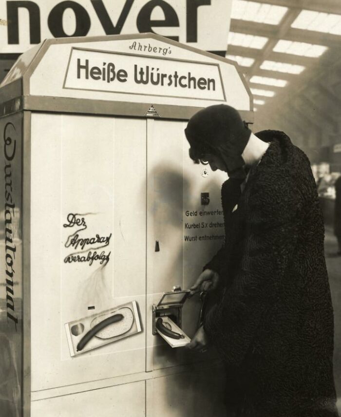 Máquina tragamonedas que vendía rollos de salchicha calientes en una estación de trenes en Alemania, 1931