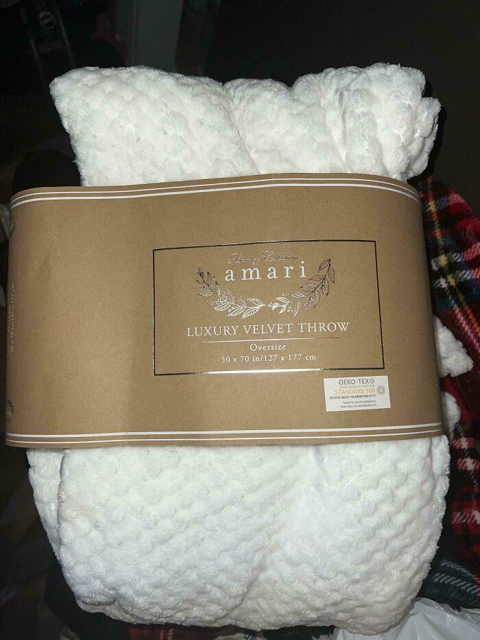 La madre de mi novio me regaló por Navidad esta manta que yo le había regalado hacía poco por su cumpleaños 