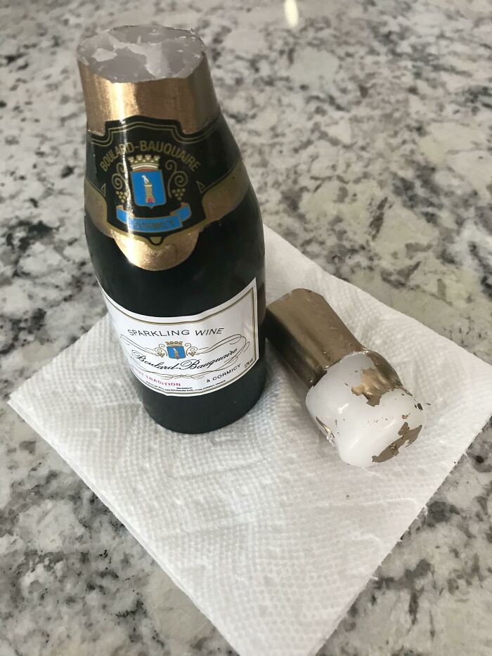  Mi mujer recibió un regalo de Navidad de parte de uno de sus socios. Traía dulces, copas y una pequeña botella de espumante. Ha estado en el refrigerador desde entonces 