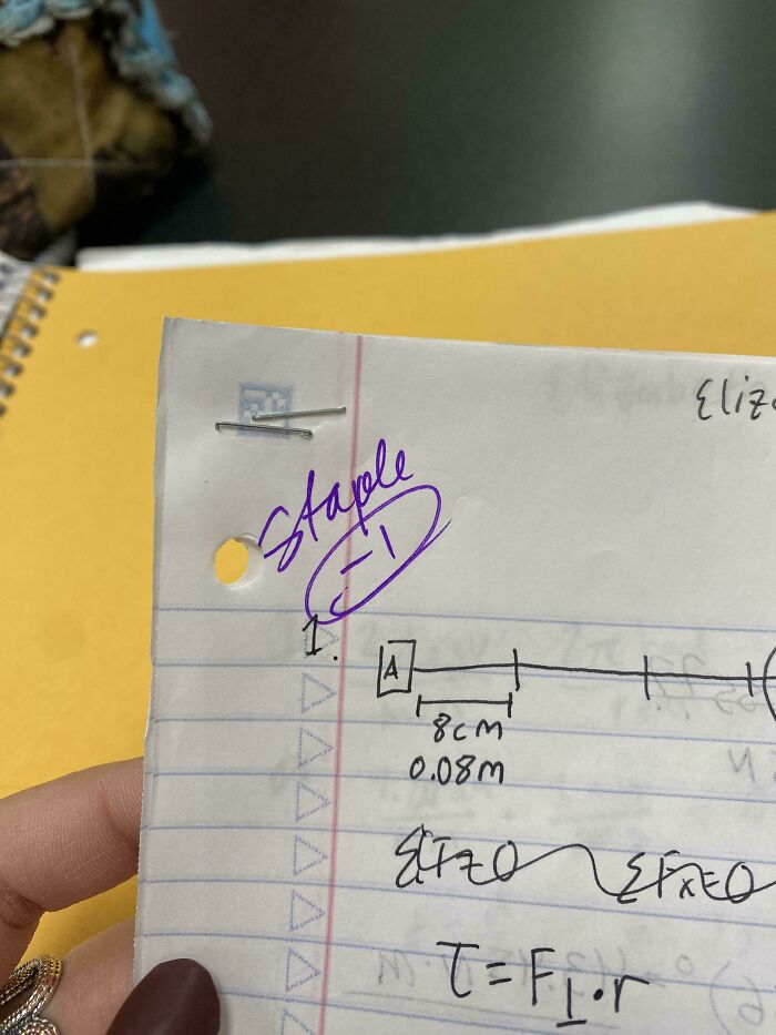 Me han quitado un punto de los deberes por no poner las grapas como le gusta al profesor