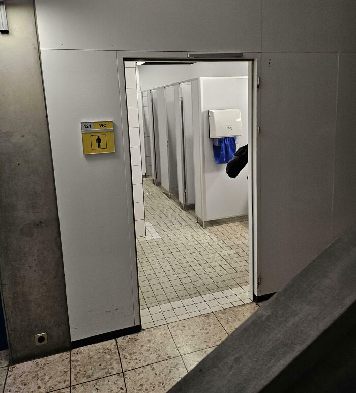 Nos han quitado las puertas de los servicios en la escuela
