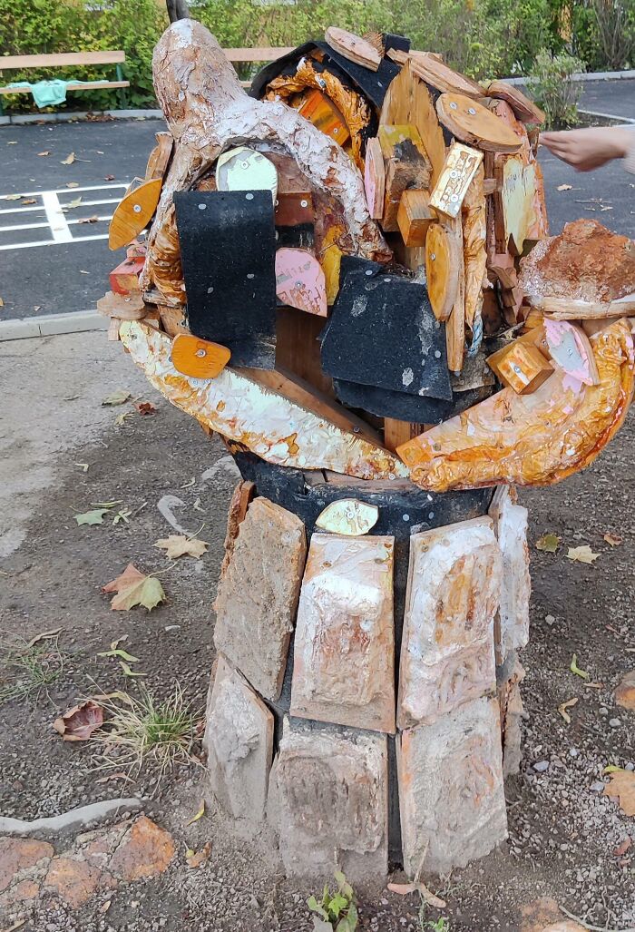La escuela de mi hermana tenia 4000$ que podian gastar en lo que quisieran. Eligieron esta obra de «Arte Educativo»