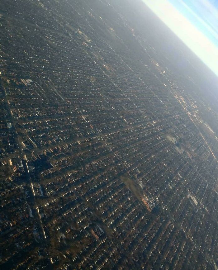 Vista aérea de un denso paisaje urbano, un ejemplo del infierno urbano moderno.