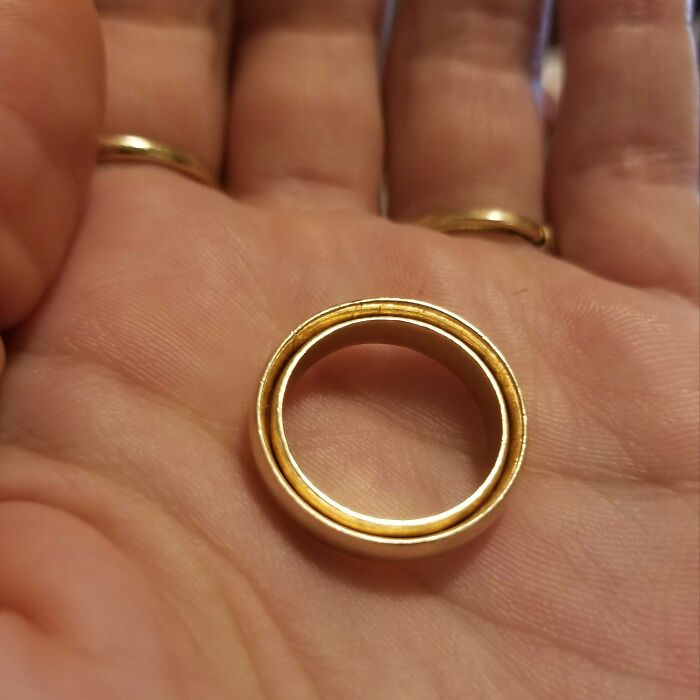Mi anillo de boda dentro del de mi marido