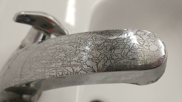 La corrosión de este grifo parece un mapa