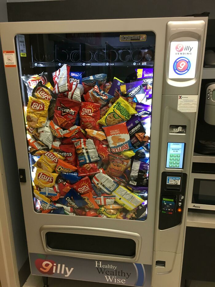 La máquina expendedora del trabajo tuvo un error y dispensó todo a la vez