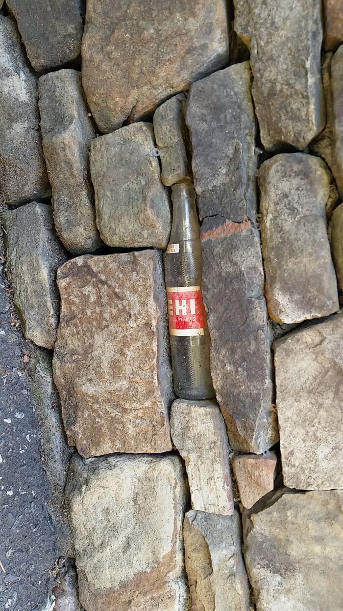 Botella en un muro