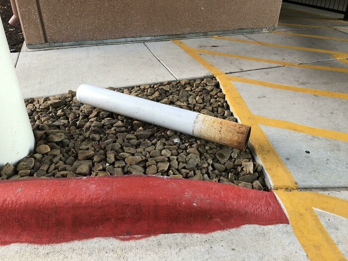 Este poste caído parece un cigarrillo desechado