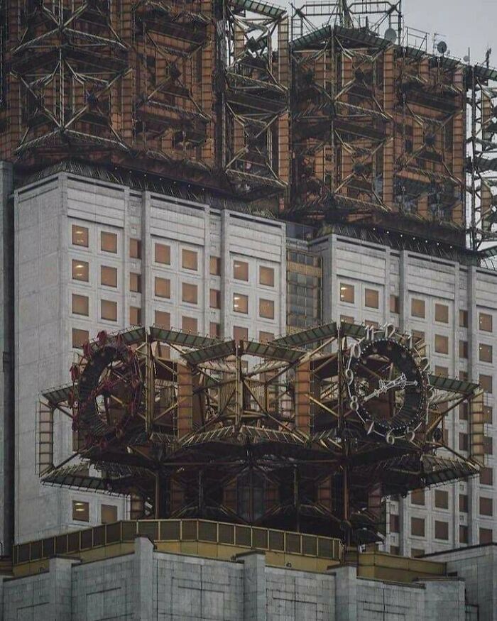 Edificio complejo con estructuras de metal, un ejemplo de infierno urbano creado por humanos.