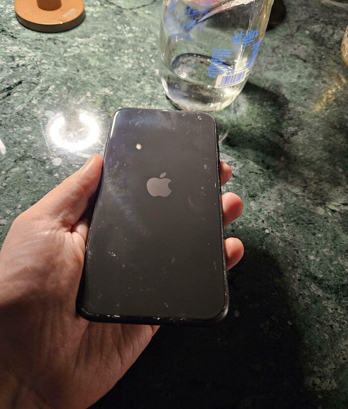 Un iPhone sin cámara entregado a mi amigo que trabaja en una central nuclear. No se permiten cámaras