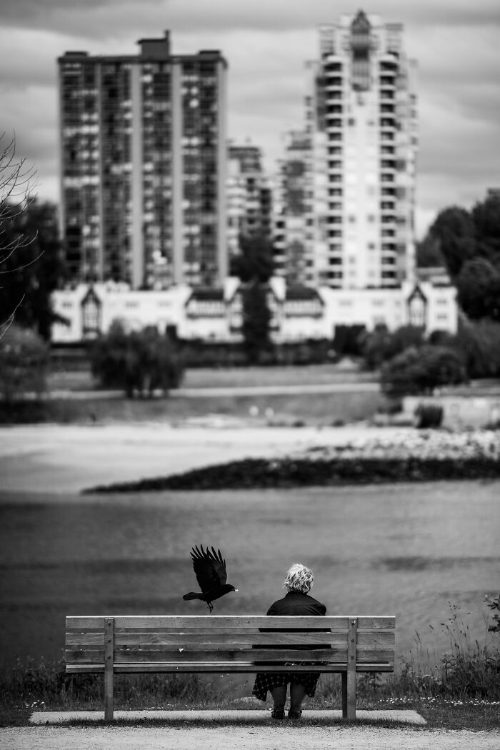 Señora y pájaro en Vancouver