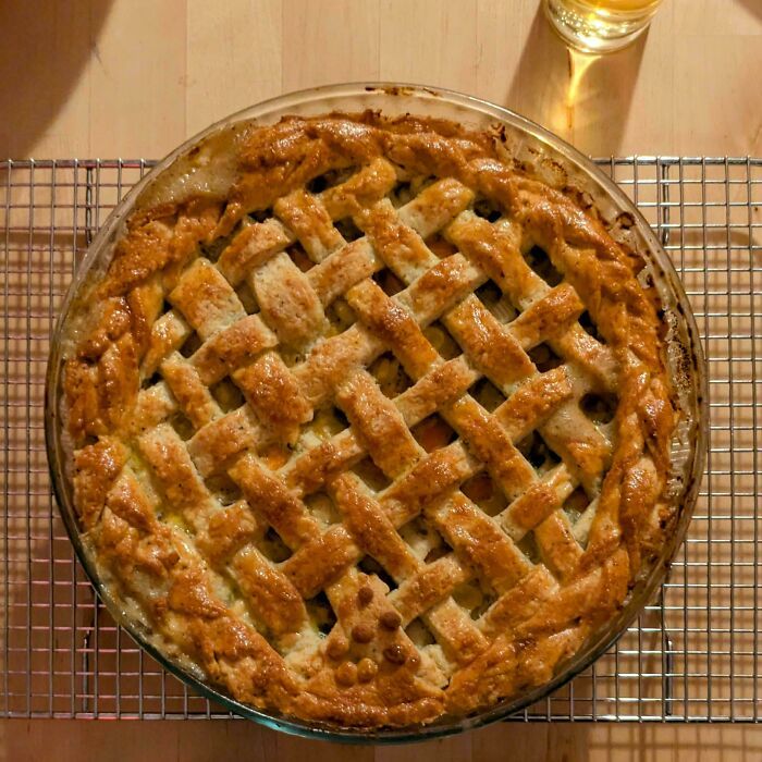 Tarta casera con cubierta de masa trenzada, ejemplo destacado de repostería creativa y bien lograda.