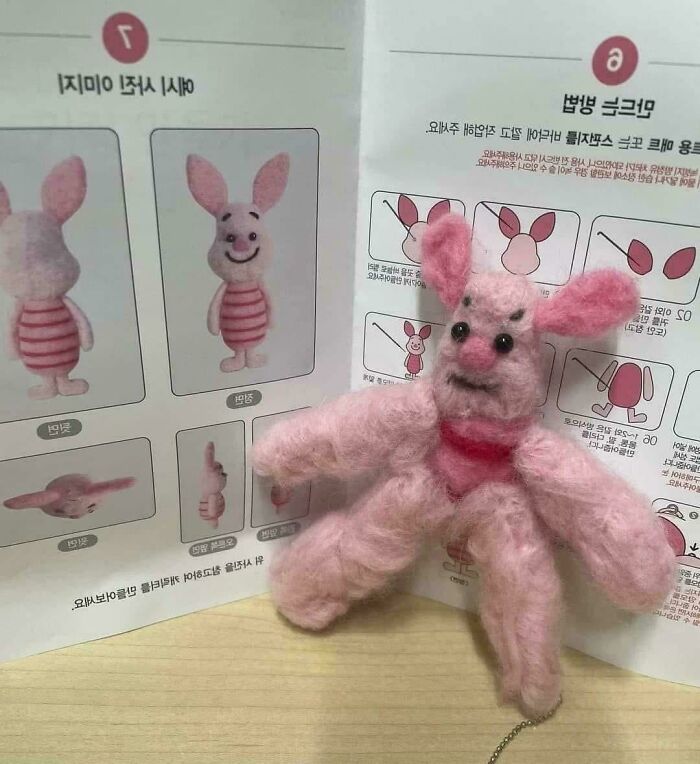 Muñeco casero de fieltro fallido al intentar recrear un conejito rosa según las instrucciones del proyecto.