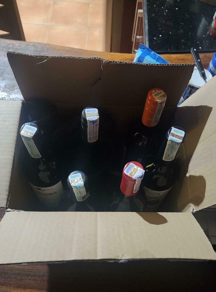 Mi padre celebró su cumpleaños número 60 anoche y la mayoría de sus “amigos” trajeron botellas de vino como regalo. Lleva sobrio más de 26 años 