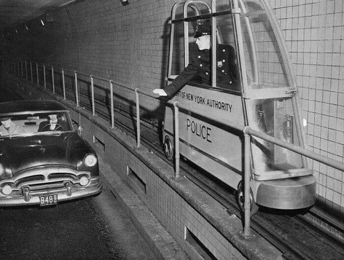 En 1955, este pequeño tren eléctrico se instaló en esas estrechas vías para controlar la velocidad del tráfico en el túnel Holland de Nueva York