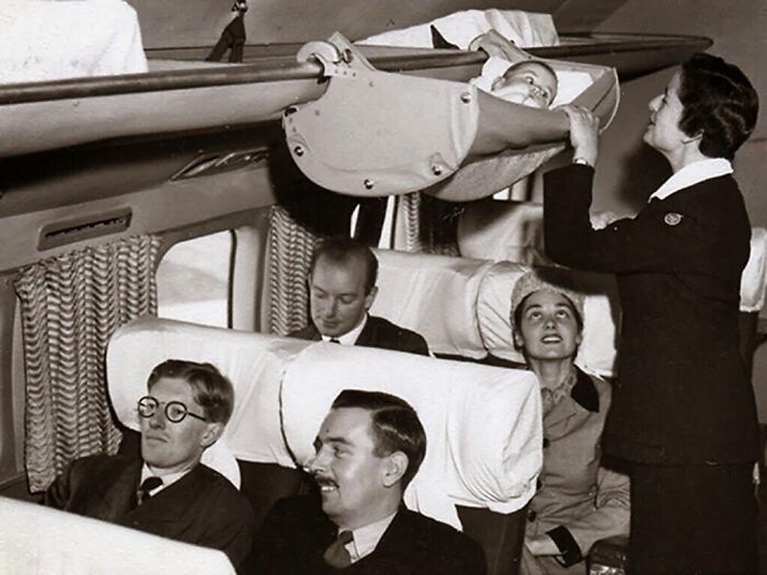 Esta es la forma en la que los bebés solían viajar en aviones