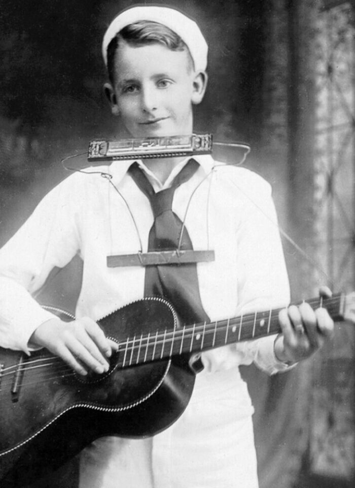 Les Paul, a los 14 años, en 1929. Sí, él también inventó ese tipo de soporte para armónicas