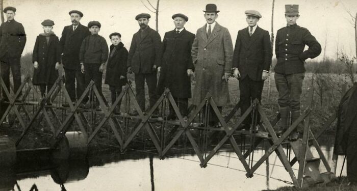 Puente plegable para emergencias, inventado por L. Deth. El puente para emergencias puede ser fácilmente transportado en una carretilla. Países Bajos, lugar desconocido, 1926