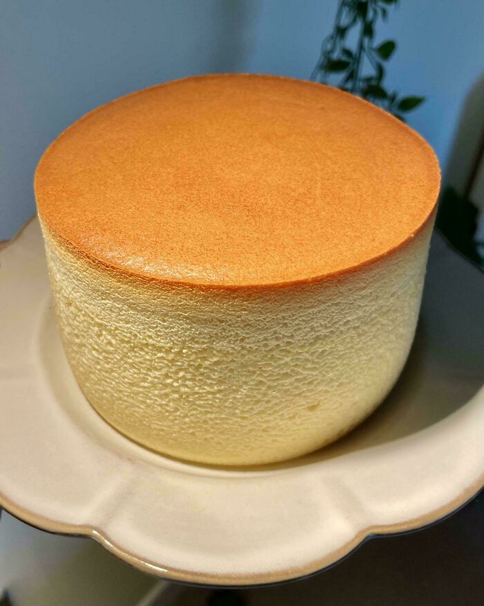 Pastel esponjoso casero mostrando técnica avanzada de repostería y acabado perfecto en textura y color.