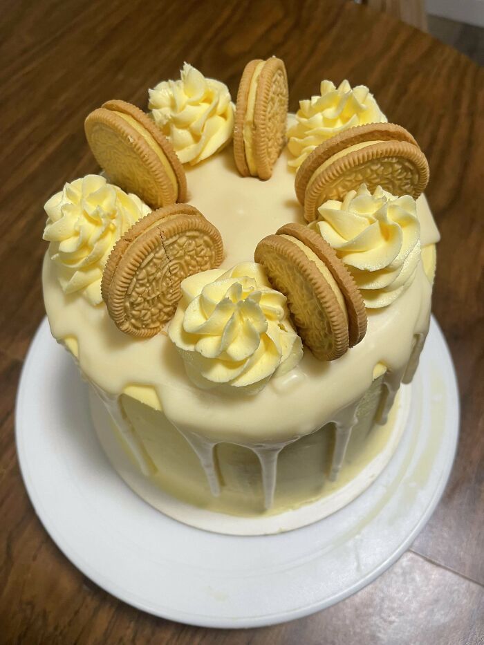 Pastel decorado con galletas y crema, mostrando creatividad en repostería y técnicas avanzadas en postres caseros.