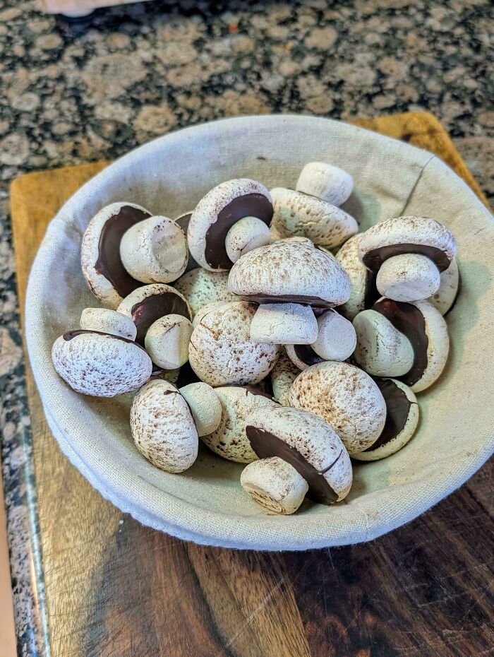 Galletas con forma de champiñones rellenos de crema de chocolate, ejemplos de repostería creativa y original.