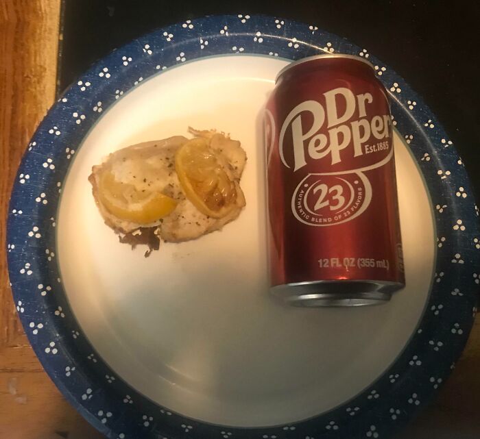Mi familia me dijo que la cena estaba lista, así que no necesitaba parar a comer en ningún lugar. Cuando llegué, vi que esto era lo que quedaba de pollo. Puse la lata como referencia