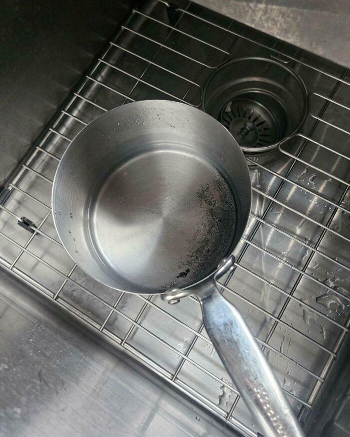 Al llegar a casa, encontré a mi madre hirviendo lejía para limpiar una sartén con azúcar quemado, lo que estaba generando un gas altamente tóxico