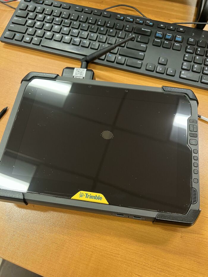 Compré un ordenador de 6.000 dólares y el vendedor se ofreció a instalar el protector de pantalla dejando una burbuja en el centro.