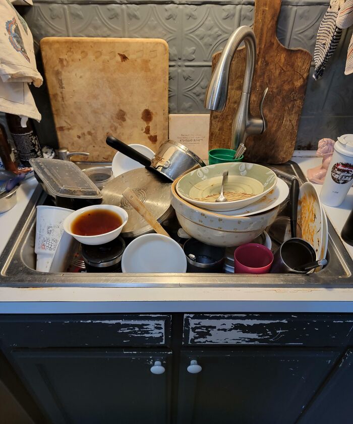 Así fue como mi mamá y mi hermano dejaron los platos para que los lavara yo, después de haber trabajado 12 horas seguidas. El lavavajillas estaba vacío, pero aun así decidieron poner todos los platos en el fregadero