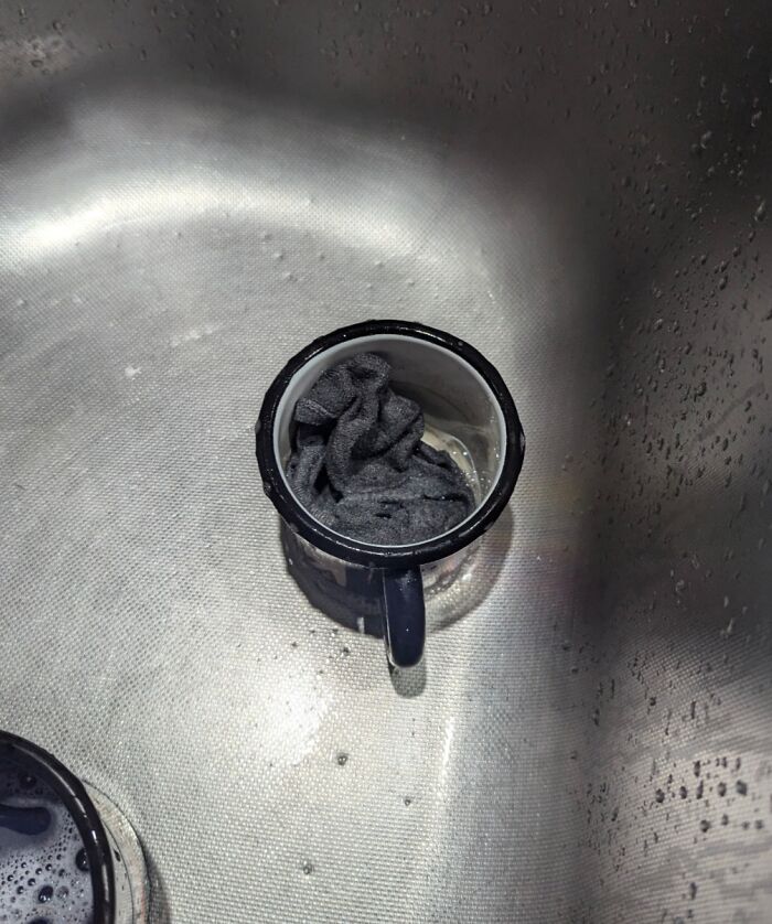 Mi papá lava sus calcetines en las tazas donde tomamos café. Lo hace todas las noches, y utiliza detergente para platos