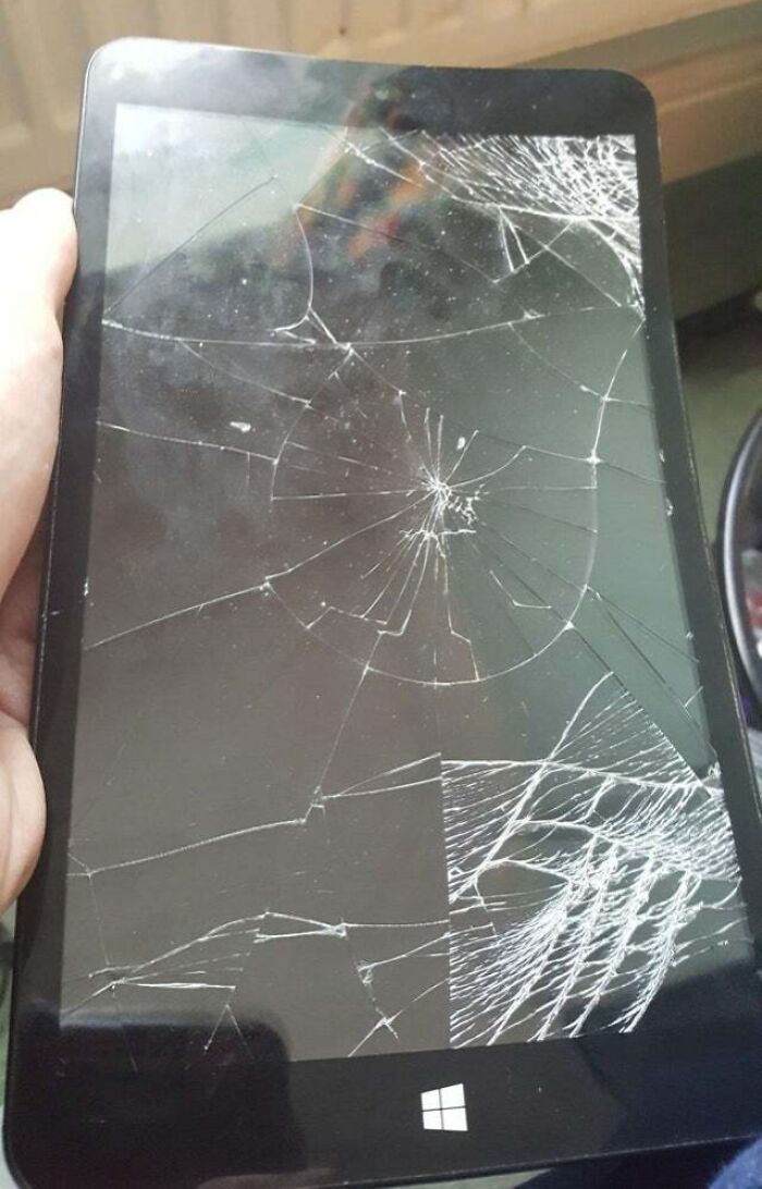 Mi papá me pidió prestada la tableta, se sentó sobre ella y me la devolvió así