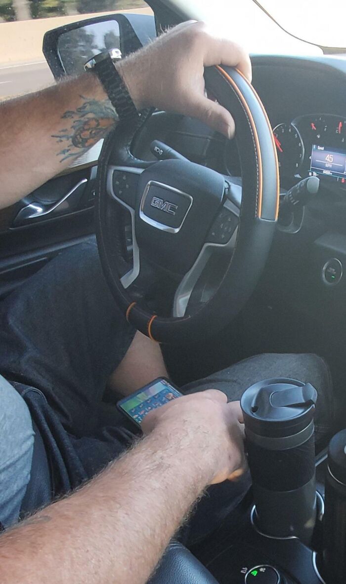 Mi papá es tan adicto a los juegos del celular que incluso juega mientras conduce. En un viaje que hicimos juntos, le terminé pidiendo que se sentara de copiloto porque se la pasaba dando volantazos
