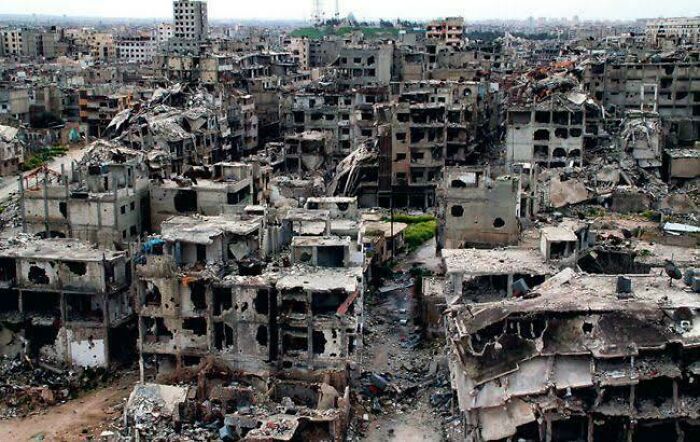Edificios destruidos en un paisaje urbano deteriorado, ejemplo de infierno urbano construido por humanos.