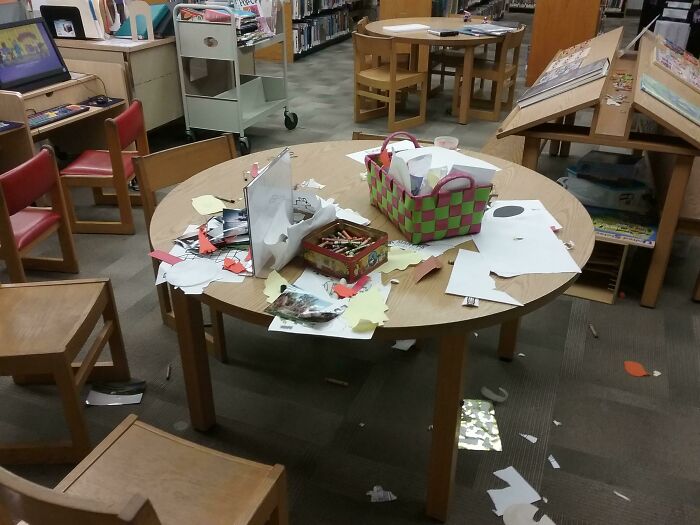 Padres que permiten que sus hijos dejen así la biblioteca