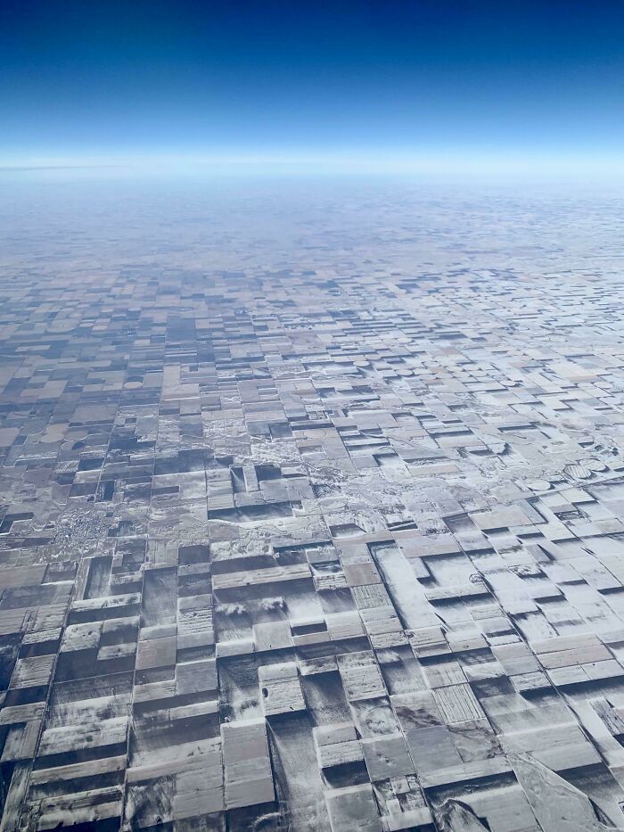 Esta es una llanura agrícola en el este de Colorado con parches de nieve derretida por el viento que crean una ilusión en 3D