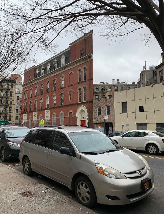 Edificio que parece solo fachada