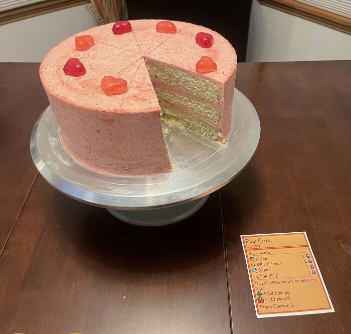 Pastel rosa decorado con gomitas de corazón, mostrando diseño cuidado y creatividad en repostería avanzada.