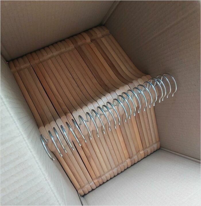Perchas en una caja