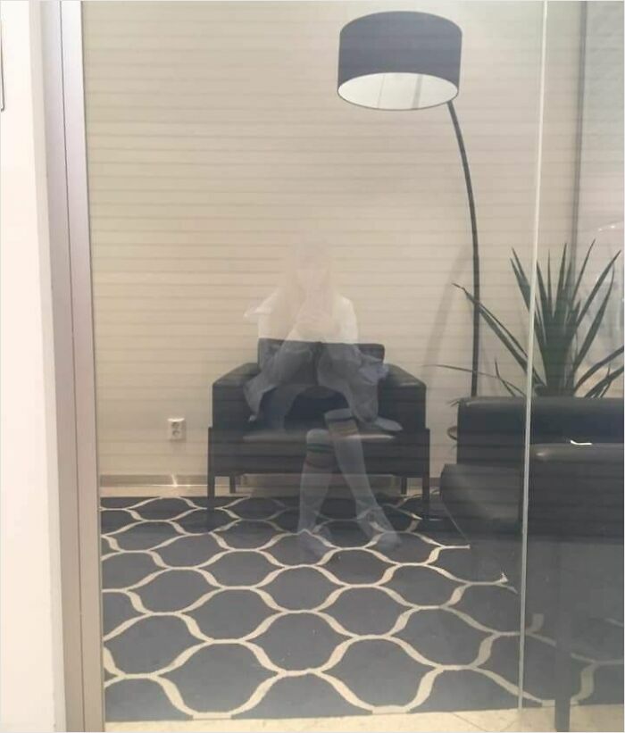 Me senté en un banco en la calle y vi mi reflejo en la ventana de la oficina de enfrente
